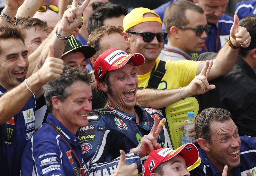 Malesia: Valentino Rossi posa col suo team e con i fan per il secondo posto conquistato nel GP di Malesia a Sepang (Action Images) 